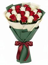 Букет Микс из красных и белых роз в Шолоховском